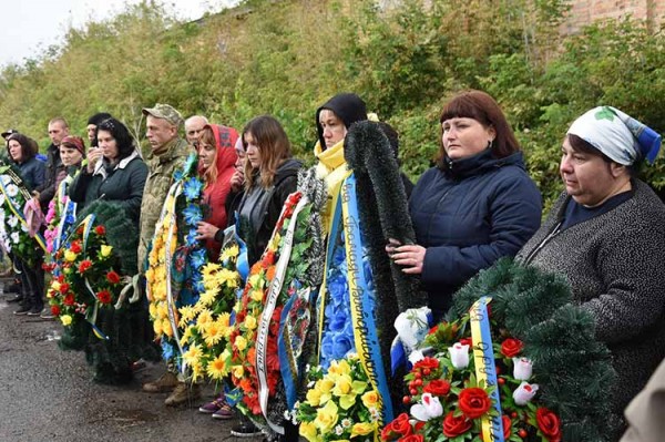 На Полтавщині в останню путь провели 30-річного захисника з Пирятинщин