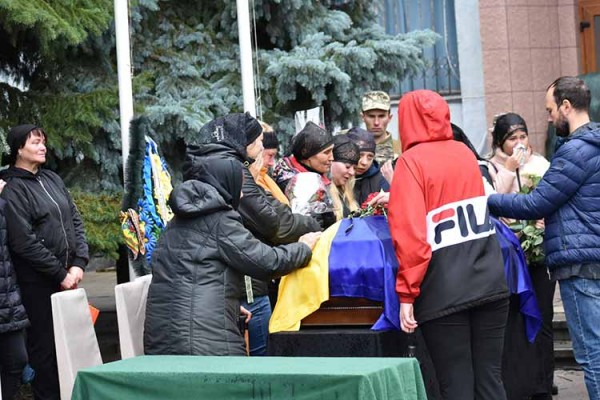 На Полтавщині в останню путь провели 30-річного захисника з Пирятинщин