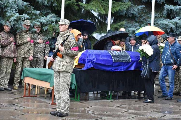 На Полтавщині в останню путь провели 30-річного захисника з Пирятинщин