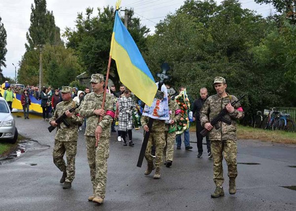 На Полтавщині в останню путь провели 30-річного захисника з Пирятинщин