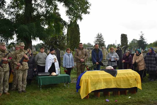 На Полтавщині в останню путь провели 30-річного захисника з Пирятинщин