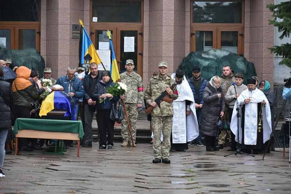 На Полтавщині в останню путь провели 30-річного захисника з Пирятинщин