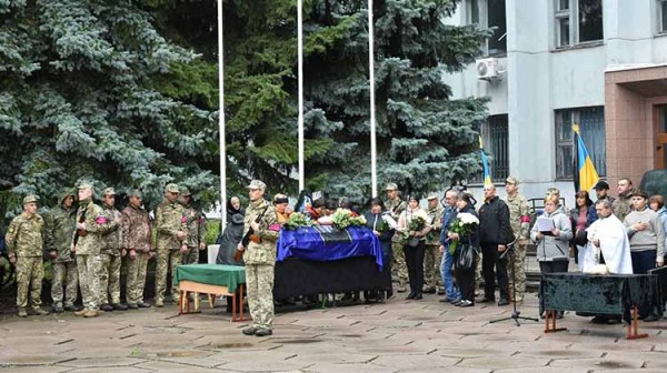 На Полтавщині в останню путь провели 30-річного захисника з Пирятинщин