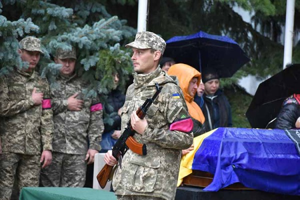 На Полтавщині в останню путь провели 30-річного захисника з Пирятинщин