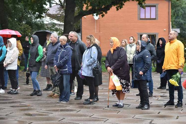 На Полтавщині в останню путь провели 30-річного захисника з Пирятинщин