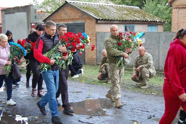 На Гребінківщині провели в останню путь мужнього воїна Р.Осіновського