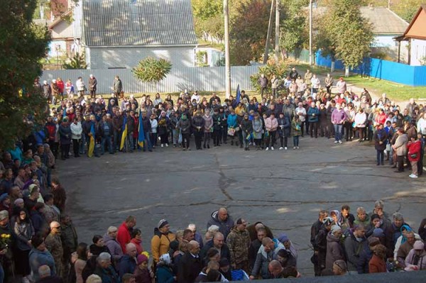 Гребінківська громада попрощалася із Героями України