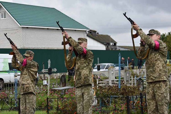 На Полтавщині в останню путь провели 30-річного захисника з Пирятинщин