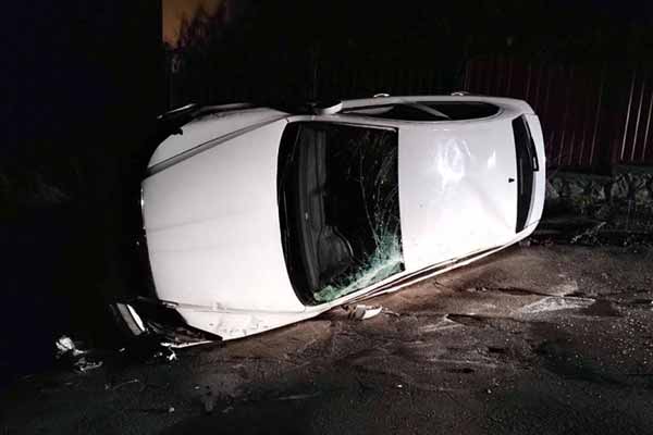 У Лубнах автомобіль розтрощив металевий паркан та перевернувся