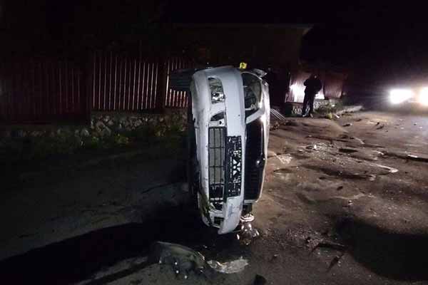 У Лубнах автомобіль розтрощив металевий паркан та перевернувся