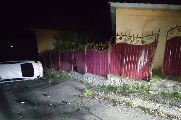 У Лубнах автомобіль розтрощив металевий паркан та перевернувся