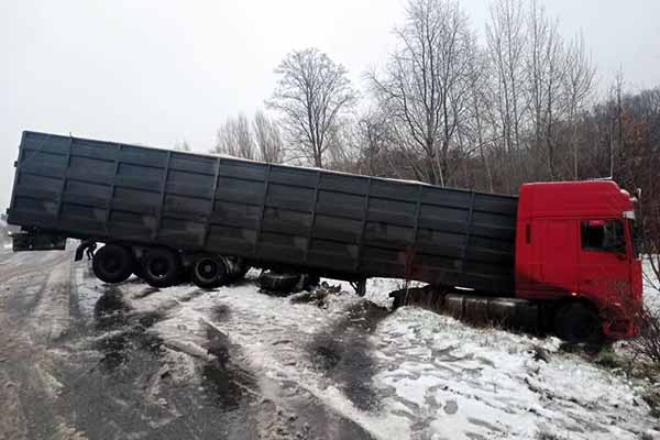 На Полтавщині вантажівка з’їхала у кювет та перекрила причепом частину дороги