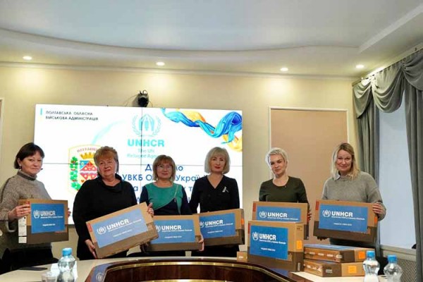 УВКБ ООН в Україні передали 70 ноутбуків для органів соцзахисту