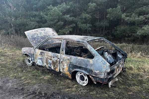 посеред дороги вщент згорів автомобіль «ВАЗ 2108»