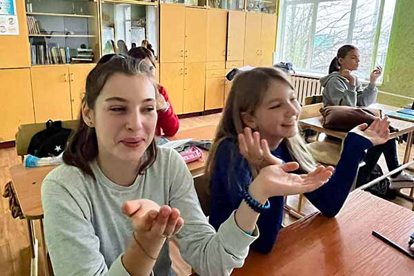 На Полтавщині навчають молодь арттерапевтичних технік самовідновлення