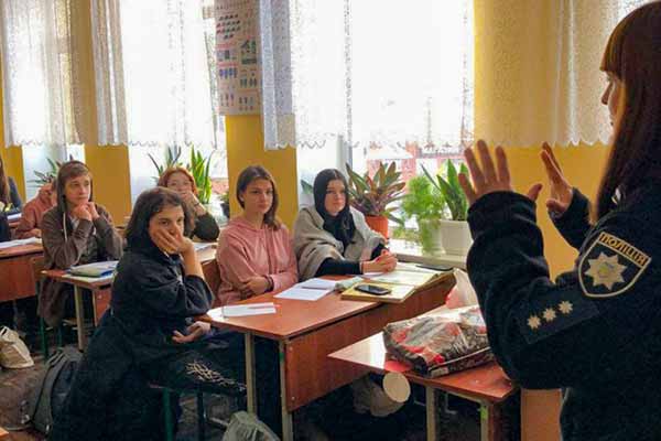 На Полтавщині навчають молодь арттерапевтичних технік самовідновлення