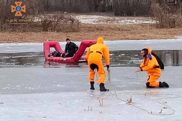 У Полтаві чоловік переходив Ворсклу та провалився під лід