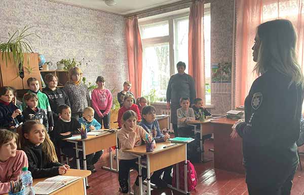ювенальні поліцейські обговорили з учнями правила безпечної поведінки