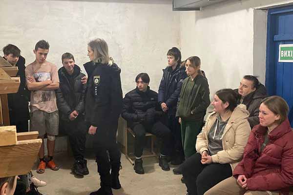 ювенальні поліцейські обговорили з учнями правила безпечної поведінки