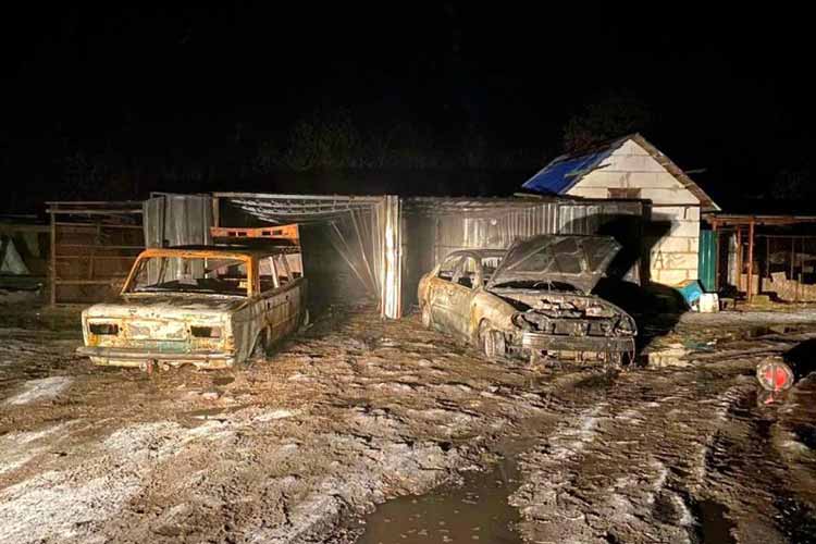 На Полтавщині в приватному гаражі згоріли дві автівки (ФО...
