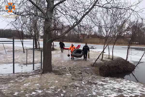 У Полтаві чоловік переходив Ворсклу та провалився під лід