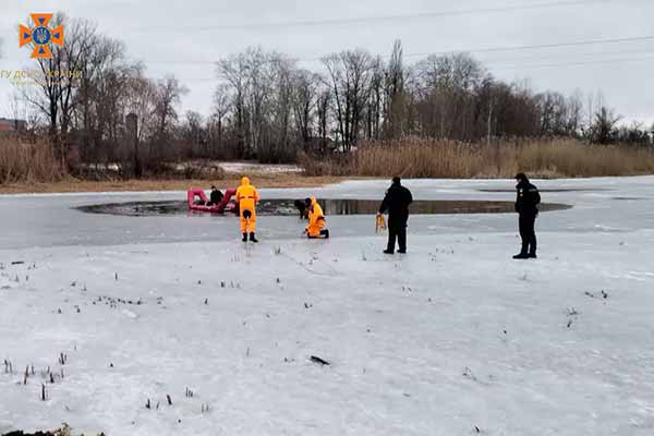 У Полтаві чоловік переходив Ворсклу та провалився під лід