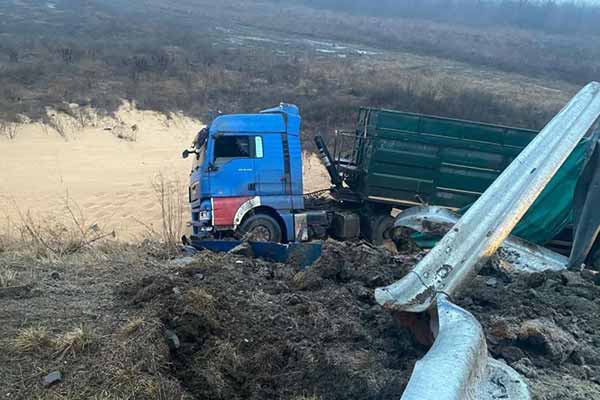 На Полтавщині вантажівка MAN з’їхала з мосту: травмувався водій