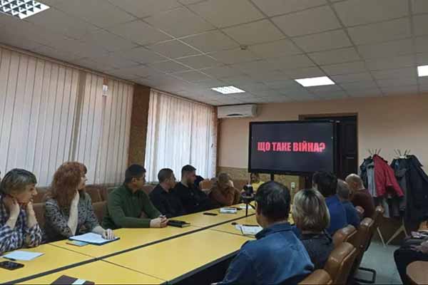 У Полтаві презентували освітній проєкт «Діалоги про війну» У Полтаві презентували освітній проєкт «Діалоги про війну»