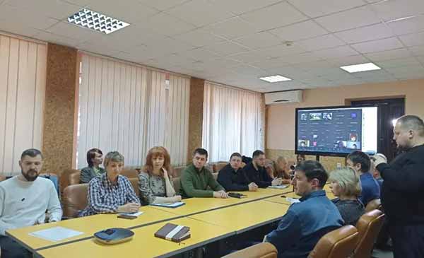 У Полтаві презентували освітній проєкт «Діалоги про війну» У Полтаві презентували освітній проєкт «Діалоги про війну»