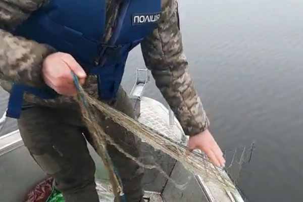 На Полтавщині затримали браконьєра, який на човні незаконно ловив рибу