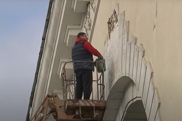 У Кременчуці демонтують дошку, із психічнохворим колаборантом