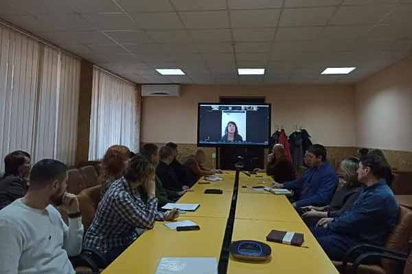 У Полтаві презентували освітній проєкт «Діалоги про війну» У Полтаві презентували освітній проєкт «Діалоги про війну»