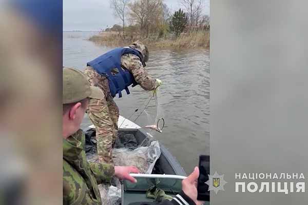 На Полтавщині водна поліція виявила понад 300 метрів сіток з рибою На Полтавщині водна поліція виявила понад 300 метрів сіток з рибою