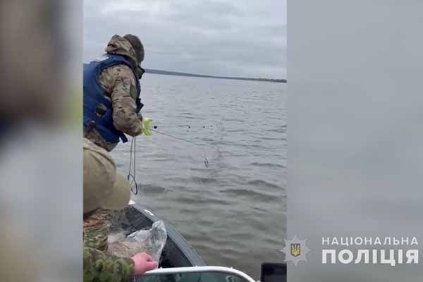 На Полтавщині водна поліція виявила понад 300 метрів сіток з рибою