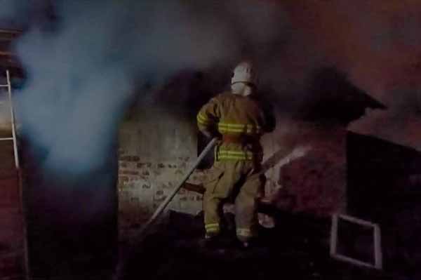 На Гребінківщині рятувальники ліквідували пожежу господарчої споруди