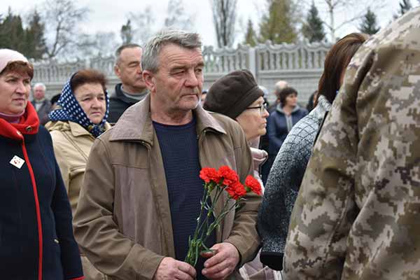 У Пирятинській громаді попрощалися з полеглим на війні захисником У Пирятинській громаді попрощалися з полеглим на війні захисником