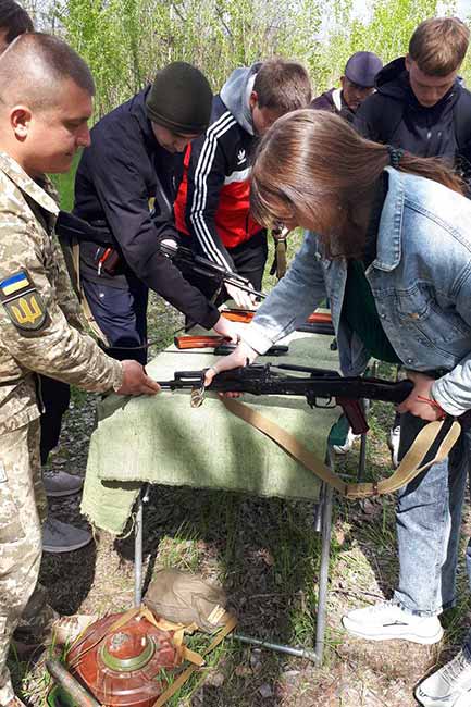 На Гребінківщині учнів вчили поводитися зі зброєю