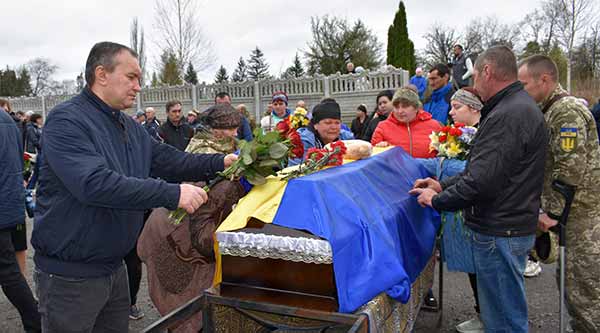 У Пирятинській громаді попрощалися з полеглим на війні захисником У Пирятинській громаді попрощалися з полеглим на війні захисником