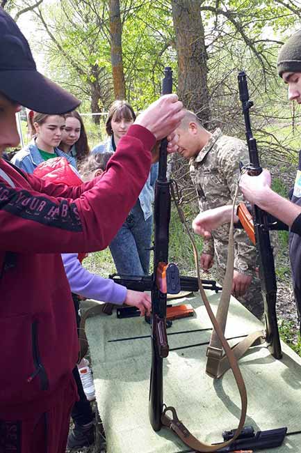 На Гребінківщині учнів вчили поводитися зі зброєю