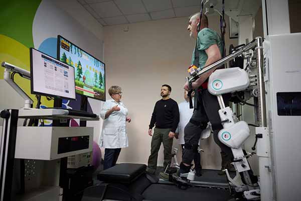 Президент відвідав у лікарні поранених військовослужбовців