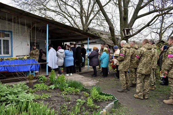 У Пирятинській громаді попрощалися з полеглим на війні захисником У Пирятинській громаді попрощалися з полеглим на війні захисником