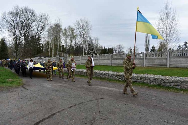 У Пирятинській громаді попрощалися з полеглим на війні захисником У Пирятинській громаді попрощалися з полеглим на війні захисником