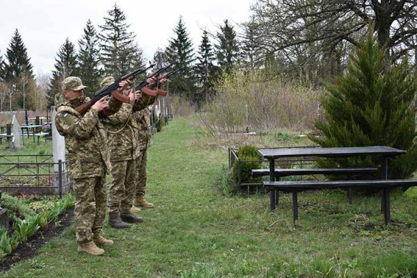 У Пирятинській громаді попрощалися з полеглим на війні захисником У Пирятинській громаді попрощалися з полеглим на війні захисником