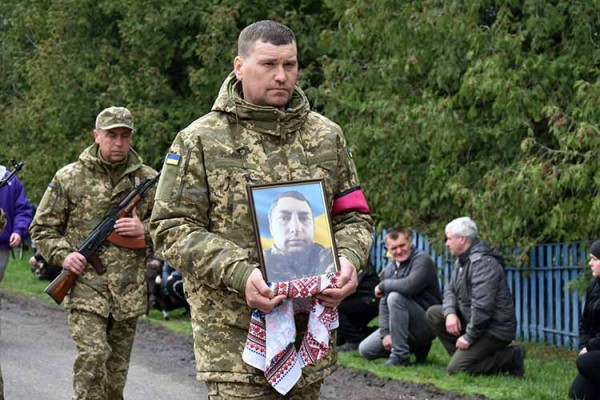 У Пирятинській громаді попрощалися з полеглим на війні захисником У Пирятинській громаді попрощалися з полеглим на війні захисником