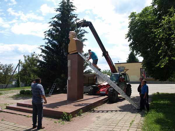 Демонтаж пам’ятника 1-му секретарю Білгородського обкому компартії