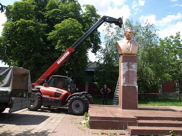 Демонтаж пам’ятника 1-му секретарю Білгородського обкому компартії