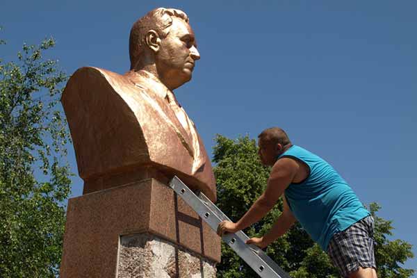 Демонтаж пам’ятника 1-му секретарю Білгородського обкому компартії