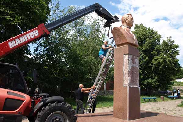 Демонтаж пам’ятника 1-му секретарю Білгородського обкому компартії