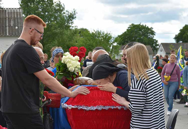 У Великій Кручі попрощалися з юним Героєм Ростиславом Шуляєвим