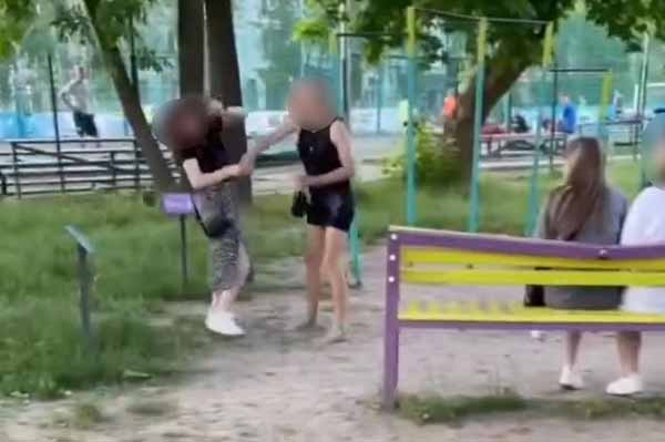 Вдарила дівчину та плюнула на чоловіка: поліція Полтави повідомила про підозру